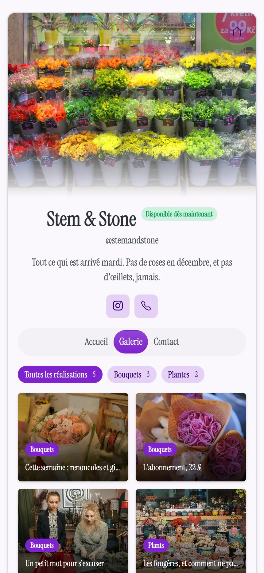 Deux onglets — un fleuriste présentant les arrivages de la semaine