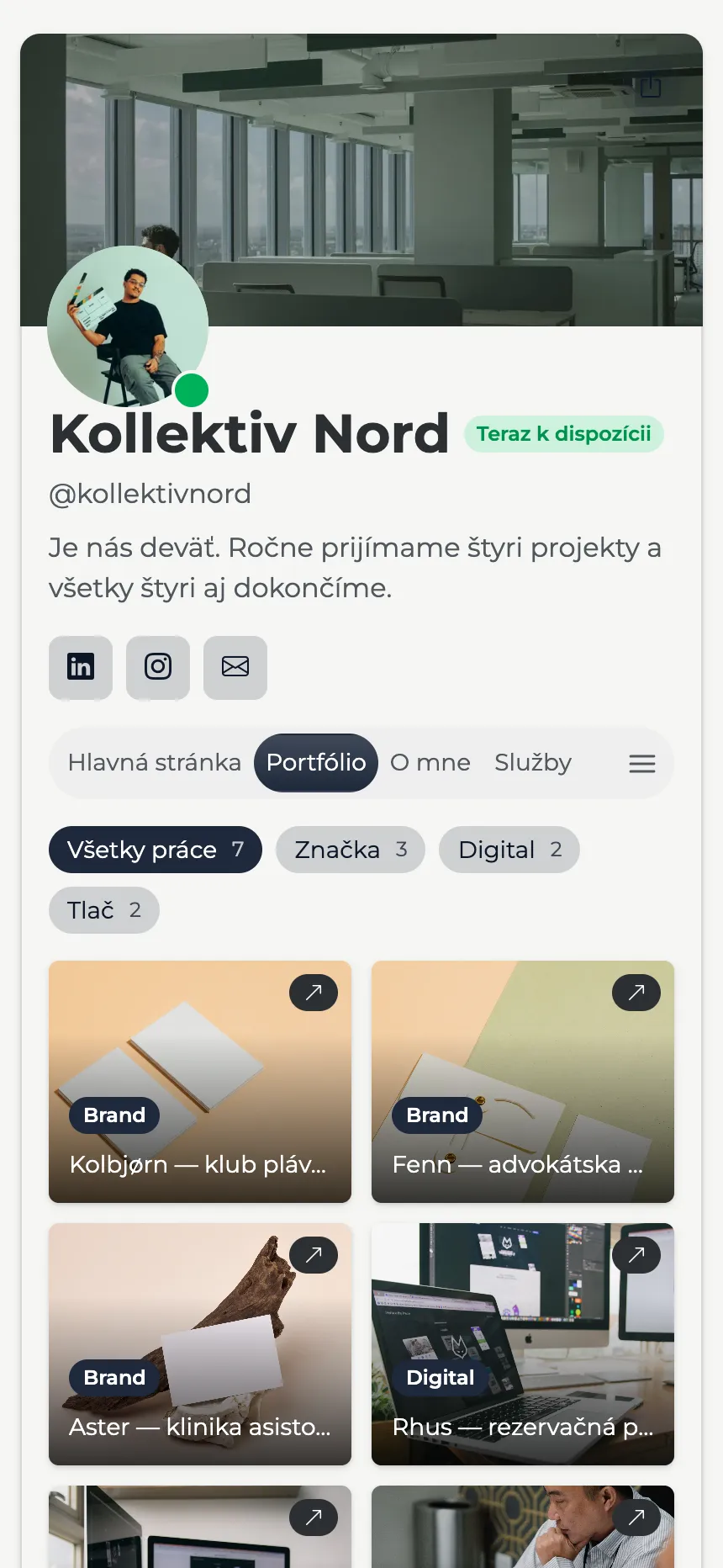 Dizajnové štúdio — filtrovateľné portfólio s bannerom v hlavičke